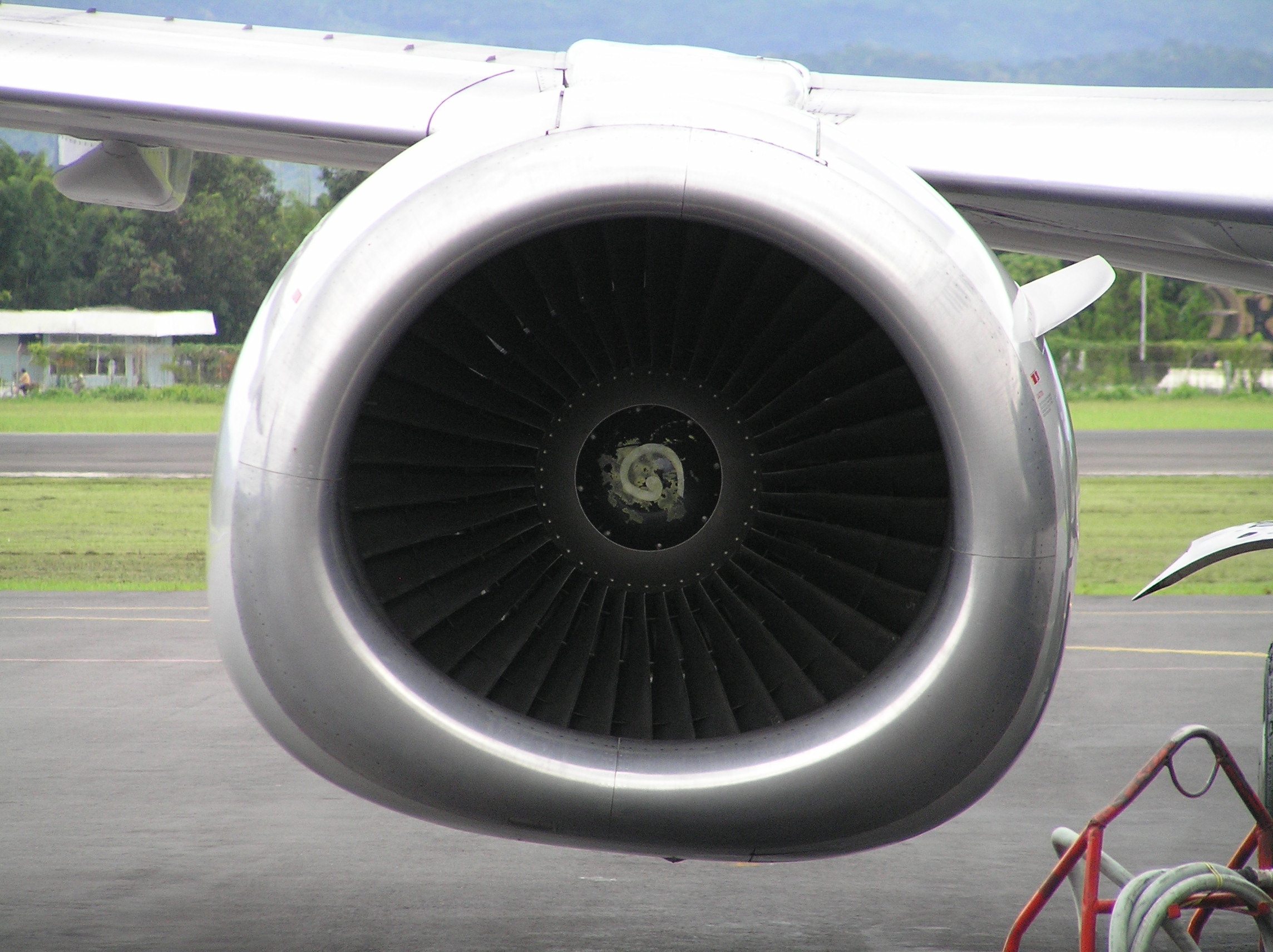 Boeing_737-400_Engine.JPG