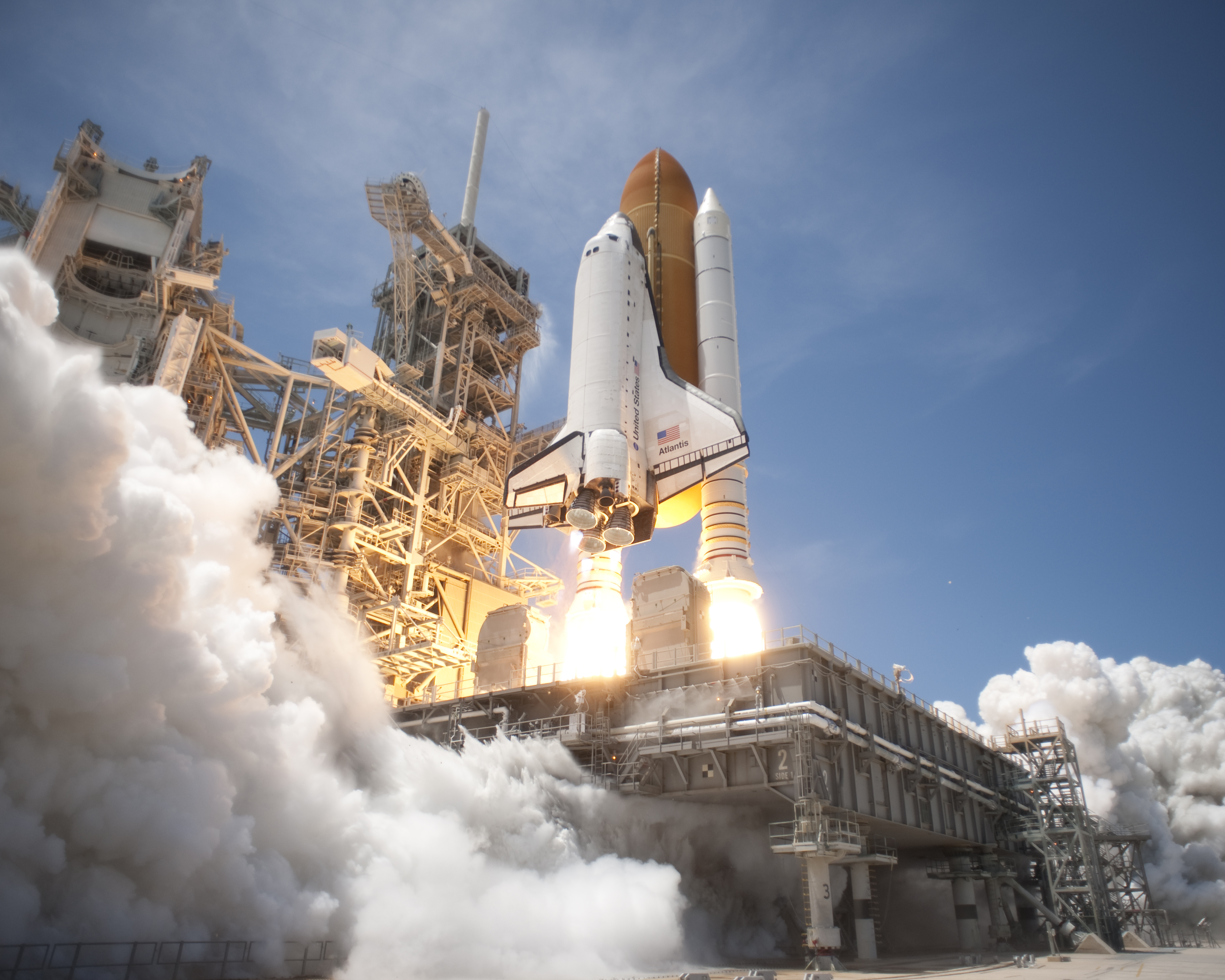 Space_Shuttle_Atlantis_launches_from_KSC_on_STS-132_side_view.jpg